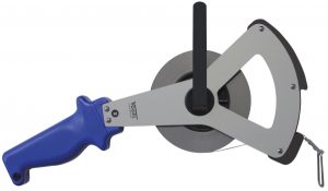 Merni trak na trikotnem nosilcu širina traku 13 mm